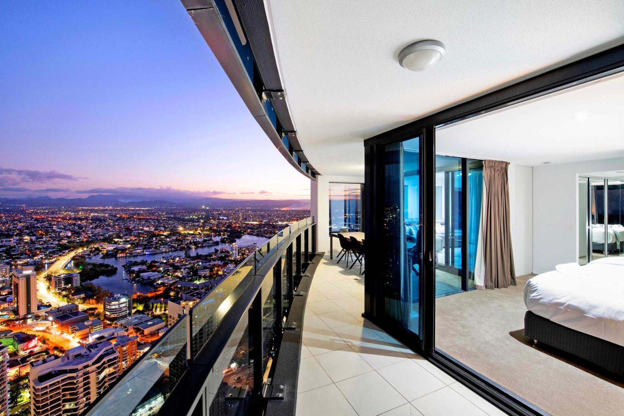 Soul Surfers Paradise: Oceanview Oasis Apartment