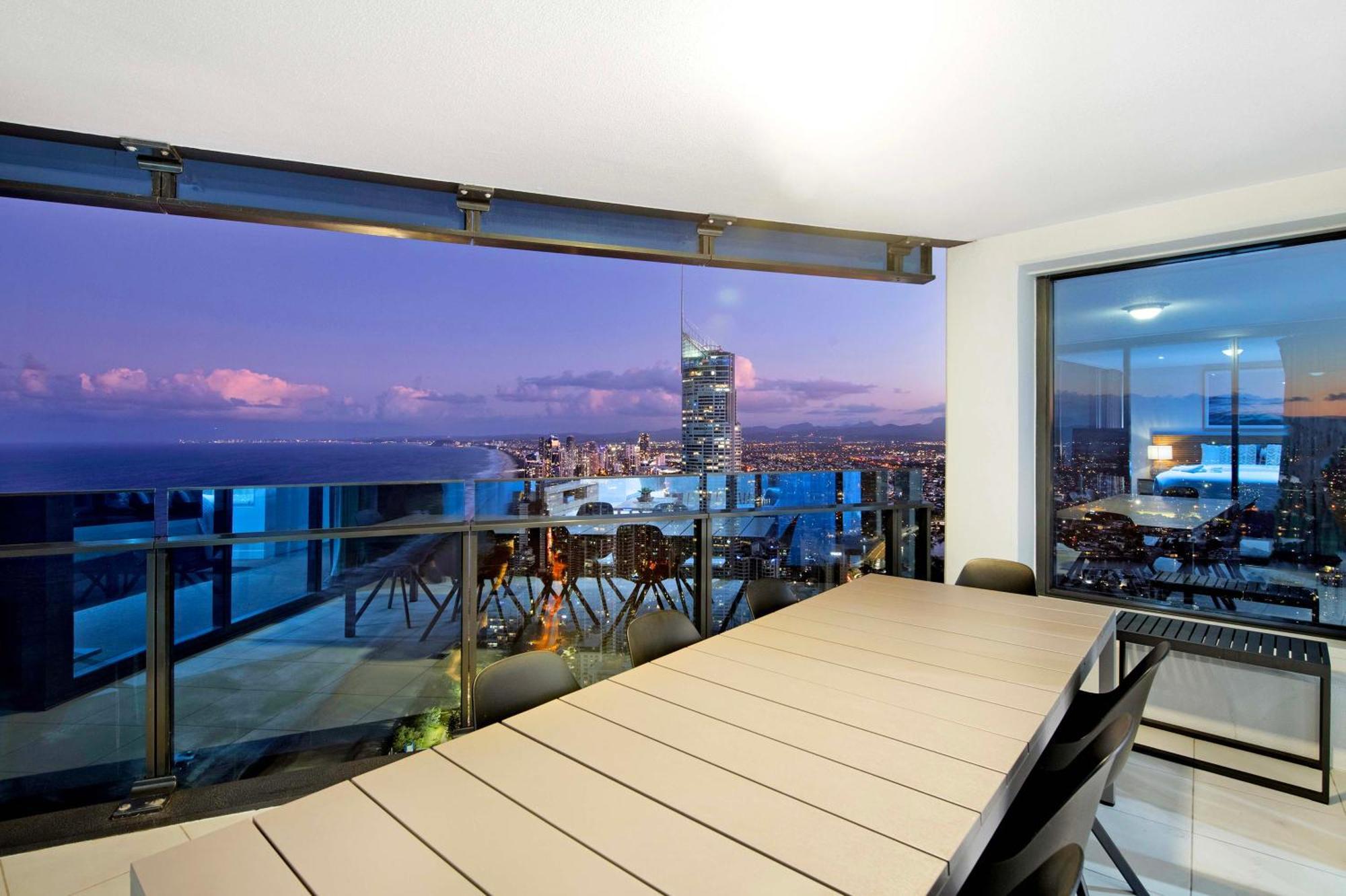 Soul Surfers Paradise: Oceanview Oasis Apartment