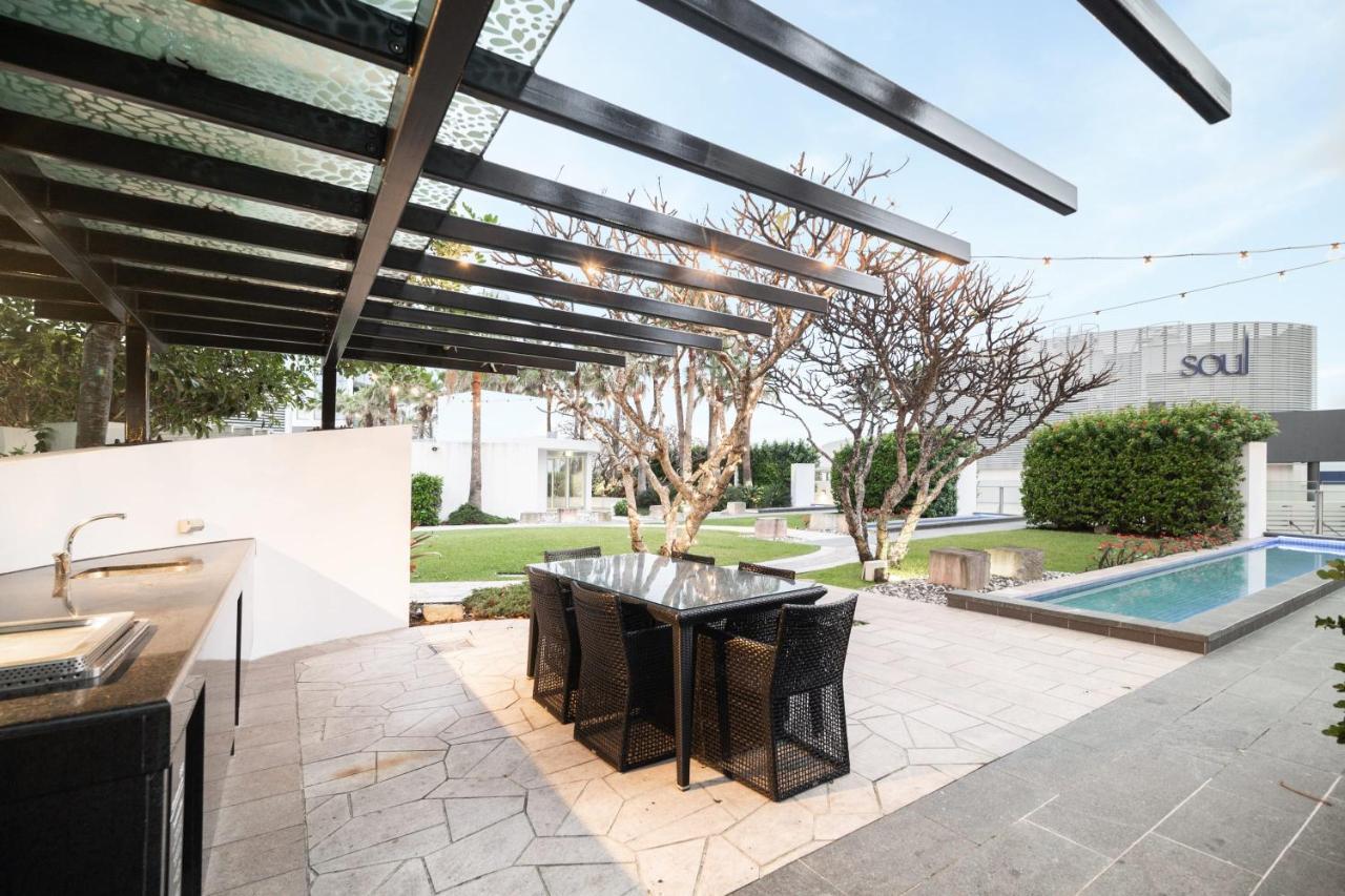 Soul Surfers Paradise: Oceanview Oasis Apartment *